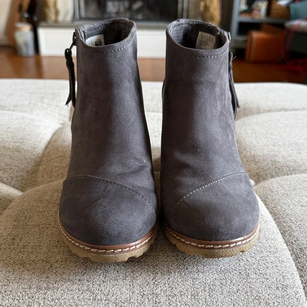 TOMS Avery Gray Microfiber Wedge Booties Ankle Boots Sz 6 Boho Casual